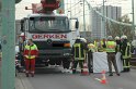 Arbeiter abgestuerzt vom PKW ueberfahren Koeln Muelheim Muelheimer Bruecke P04